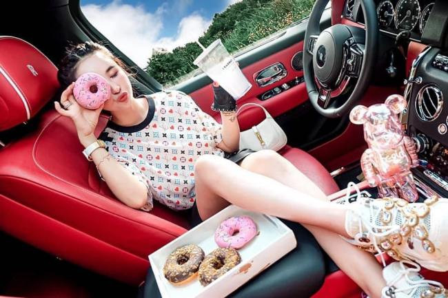 Nhiều bộ hình thời trang được cô thực hiện trên siêu xe thu hút sự quan tâm của người hâm mộ.