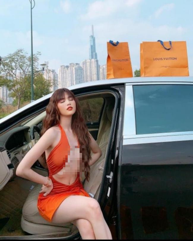 Từ đồ bơi tới nội y hay những thiết kế váy cắt xẻ táo bạo, đồ bộ... đều được chân dài "check in" bên siêu xe.