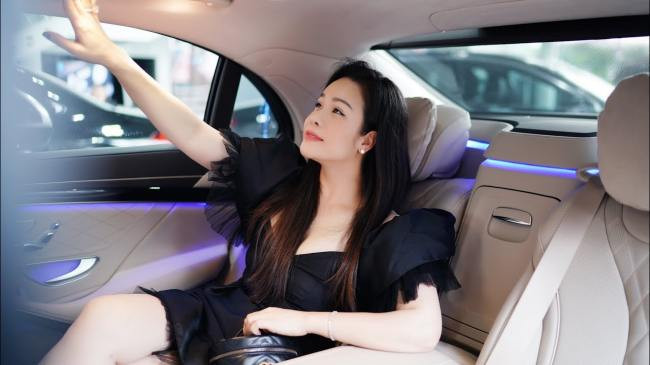 Trong không gian nhỏ hẹp, outfit của sao Việt càng nổi bật hơn.