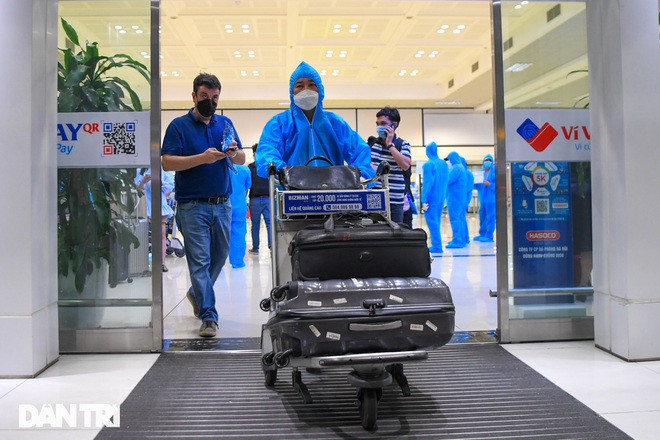 Gan 2.000 nguoi tu phia Nam ve Ha Noi, phat hien 22 ca COVID-19