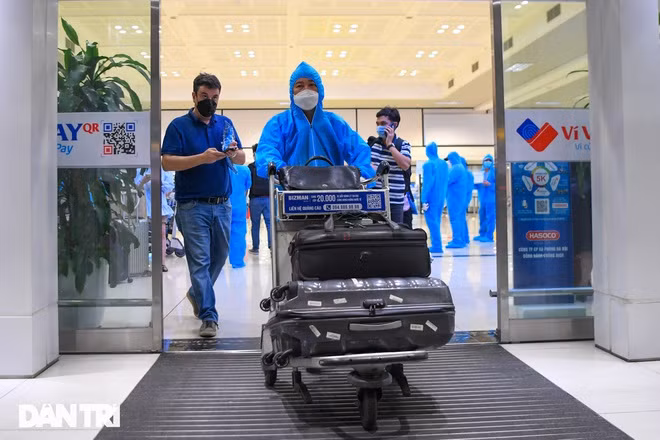 Gan 2.000 nguoi tu phia Nam ve Ha Noi, phat hien 22 ca COVID-19