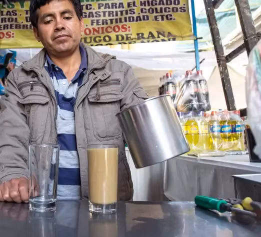 Một món “rùng rợn” khác được chế biến từ ếch tươi sống đó là sinh tố ếch tươi ở Peru. Ảnh: TTT.