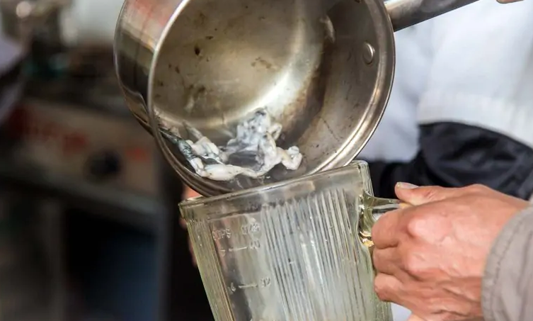 Khi thực khách muốn thưởng thức, họ sẽ chọn ếch và sau đó người bán sẽ lột da, rửa sạch chúng. Tiếp đến, những chú ếch sẽ được cho vào máy xay trực tiếp. Tuy nhiên, chúng sẽ được trộn cùng với nhiều loại rau củ khác như cà rốt, đậu Hà Lan luộc, mật ong, lô hội, rễ cây Maca... để át đi mùi tanh khó chịu và tạo ra hương vị đặc biệt. Ảnh: TTT.