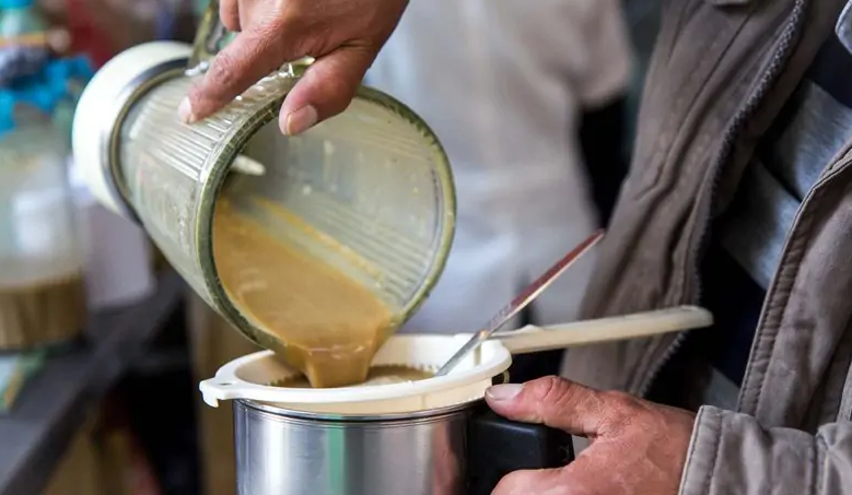 Khi phần sinh tố đã nhuyễn thì sẽ lọc lại để loại bỏ phần xương, bã thừa. Ảnh: TTT.