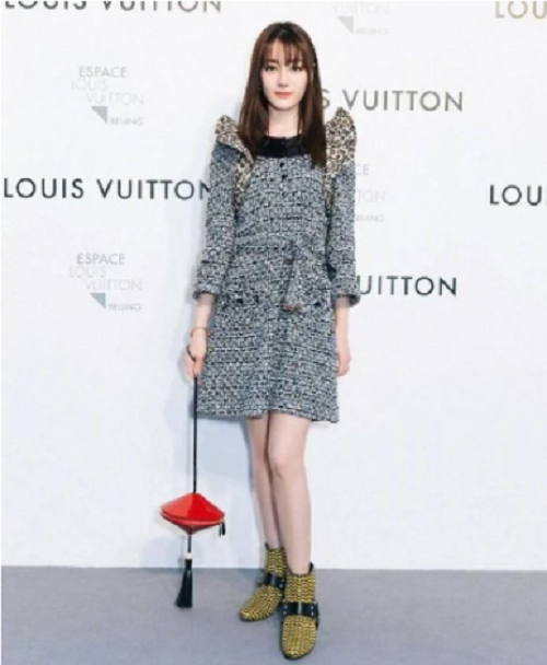 Tham dự sự kiện trong một thiết kế từ nhà mốt LV, mỹ nhân "Tam sinh tam thế thập lý đào hoa" nổi bật với làn da trắng nhưng lại để lộ đôi chân ốm yếu vì quá gầy.