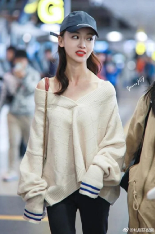 Ngô Cẩn Ngôn được mệnh danh là một trong những sao Hoa ngữ có thân hình gầy nhất C-biz. Cũng như bao mỹ nhân khác, cô nàng phải giữ dáng vì sự nghiệp nhưng nếu xét về mặt thẩm mỹ, giảm cân dường như không giúp "Nguỵ Anh Lạc" trông đẹp hơn. Ảnh: Khung xương nhỏ nhưng lại có gương mặt bầu bĩnh, giảm cân giúp khuôn mặt trở nên V-line nhưng cũng làm cho tỷ lệ cơ thể nữ diễn viên trông mất cân đối. Việc lựa chọn một chiếc áo với phần cổ rộng nhằm khoe vai càng để lộ khuyết điểm này hơn.