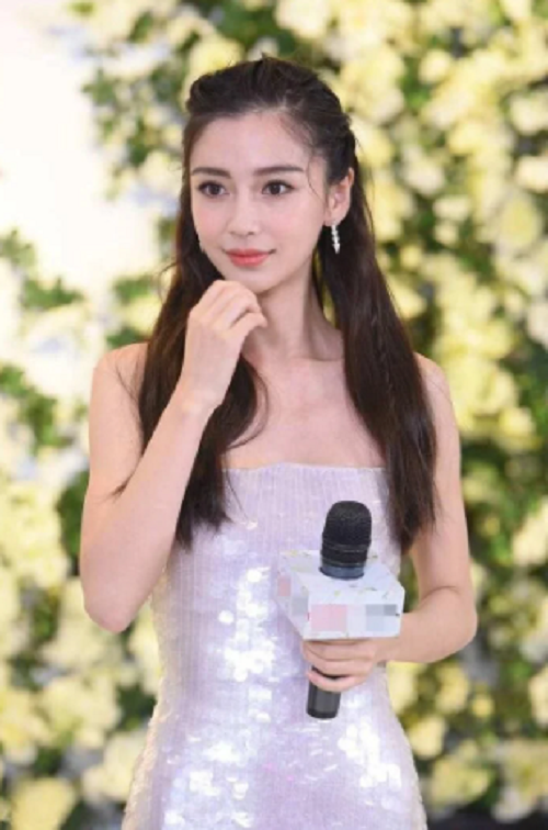 Một trường hợp giảm cân đến mức khiến công chúng "cám cảnh", phải kể đến Angela Baby. Nếu không phải những bức hình đã qua chỉnh sửa, thân hình ngoài đời thực của Angela Baby sẽ khiến bạn hoảng hốt vì quá gầy. Diện một chiếc đầm cúp ngực quyến rũ, thân hình của bà xã Huỳnh Hiểu Minh bị chê là "thẳng đuồn đuột".