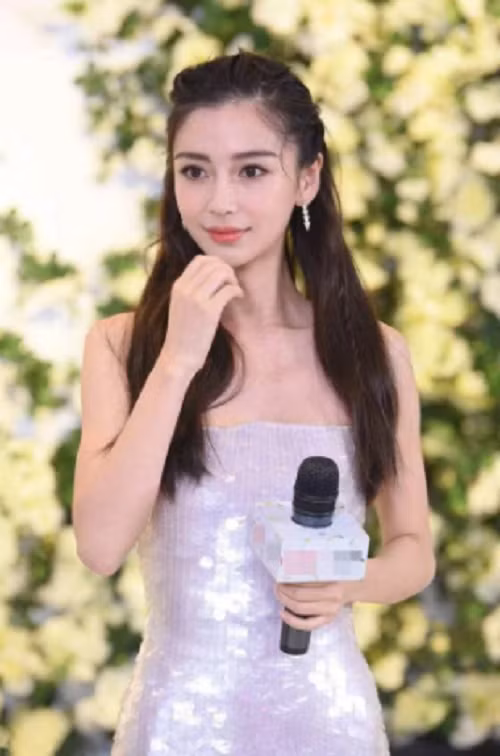 Một trường hợp giảm cân đến mức khiến công chúng "cám cảnh", phải kể đến Angela Baby. Nếu không phải những bức hình đã qua chỉnh sửa, thân hình ngoài đời thực của Angela Baby sẽ khiến bạn hoảng hốt vì quá gầy. Diện một chiếc đầm cúp ngực quyến rũ, thân hình của bà xã Huỳnh Hiểu Minh bị chê là "thẳng đuồn đuột".