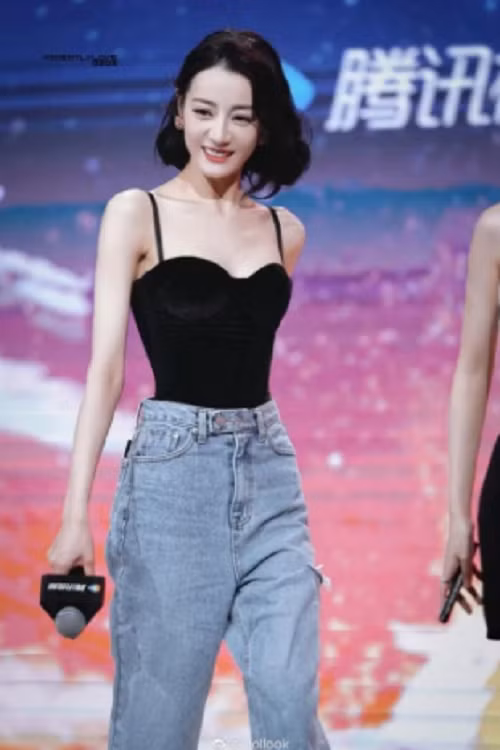  Sao Hoa ngữ Địch Lệ Nhiệt Ba từng phân trần về mục đích giảm cân là để phục vụ cho vai diễn. Thế nhưng ngay cả khi phim đã kết thúc, không ít lần xuất hiện trước công chúng, mỹ nhân Tân Cương để lộ vùng vai trơ xương, cánh tay khẳng khiu. Dường như vì giảm cân quá đà, Địch Lệ Nhiệt Ba đã khó lấy lại cân bằng trong việc ăn uống, dẫn đến thân hình ngày càng gầy gò đến mức báo động. Fan cảm thấy xót xa khi mỹ nhân Tân Cương diện áo corset hai dây, lộ vùng xương vai trồi hẳn lên.