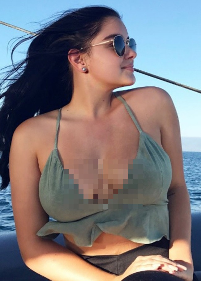 Về phong cách thời trang, Ariel Winter thoải mái mặc tất cả những gì mình muốn. Những bộ đồ có thiết kế tôn vòng 1 như thế này thường xuất hiện trong tủ đồ của cô.