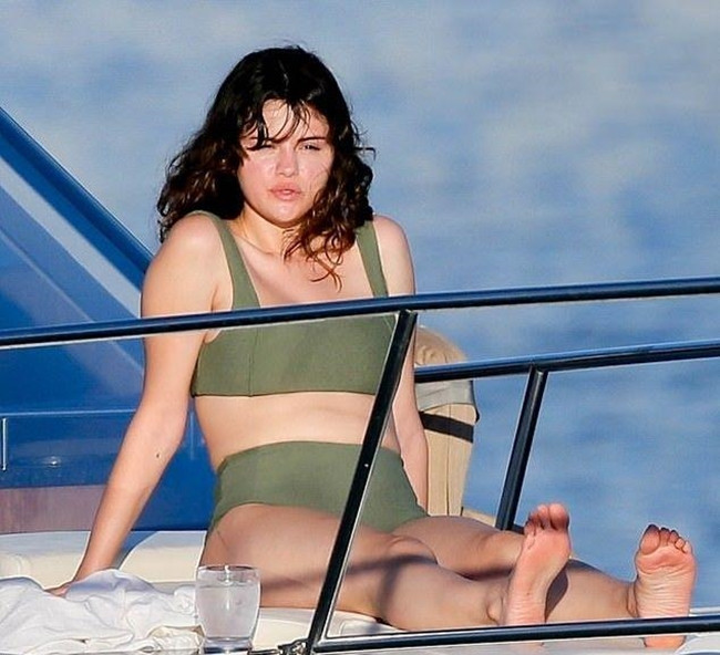 Selena Gomez là minh chứng cho việc tự tin mặc mọi kiểu phục trang mình muốn.