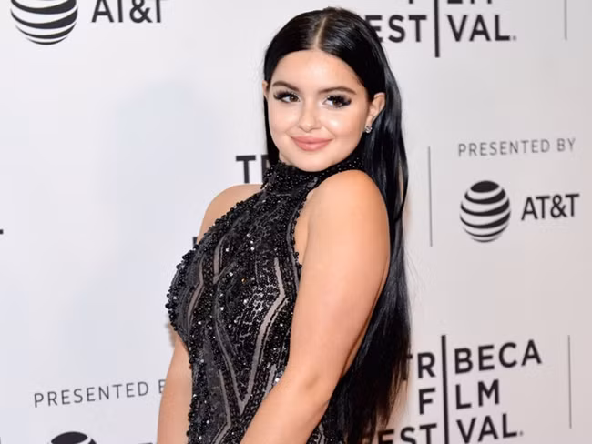 Ngoài ra, Ariel Winter cũng không ngại mặc đồ cổ cao dù chúng có thể khiến người cô trông to hơn.