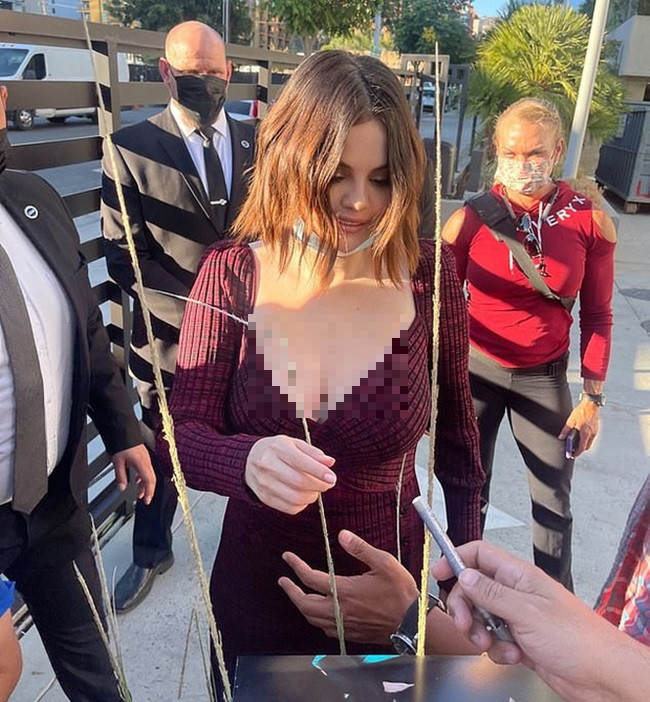 Selena Gomez là trường hợp hiếm hoi béo vẫn được khen quyến rũ.