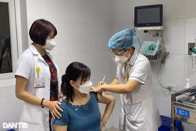 Hoi dap vaccine COVID-19: Phat hien co bau sau tiem anh huong gi den thai?