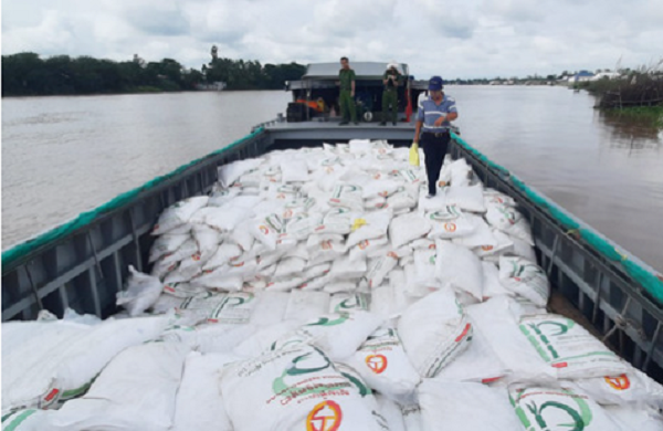 Bat can bo Hai quan lien quan den vu buon lau 100 tan duong cat-Hinh-2