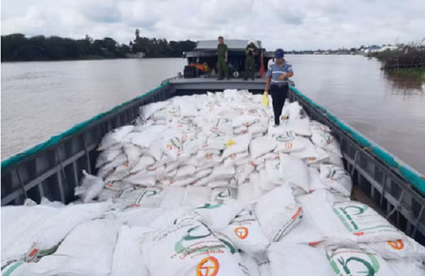 Bat can bo Hai quan lien quan den vu buon lau 100 tan duong cat-Hinh-2