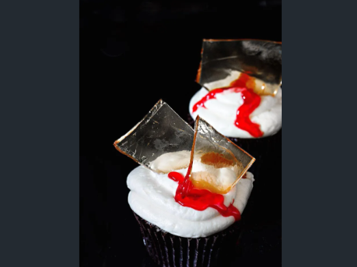 Chiếc bánh dính “máu” khiến nhiều người nhìn thôi cũng “chạy mất dép”. Ảnh: Delish.