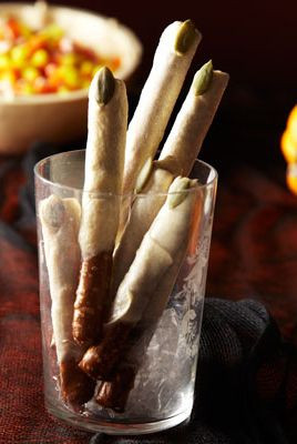 Bạn có dám thử món ăn hình “bàn tay ma quái” này trong dịp Halloween? Ảnh: Delish.