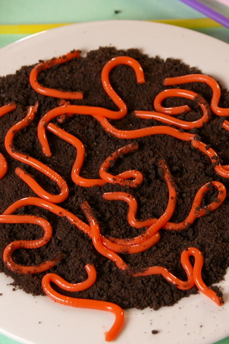 Chỉ là món ăn nhẹ có hình giống con giun thôi, bạn đừng sợ hãi. Ảnh: Delish.