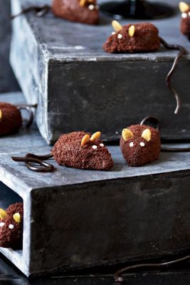 Yên tâm là những chú chuột này làm từ sô cô la và bạn có thể thoải mái thưởng thức chúng. Ảnh: Delish.