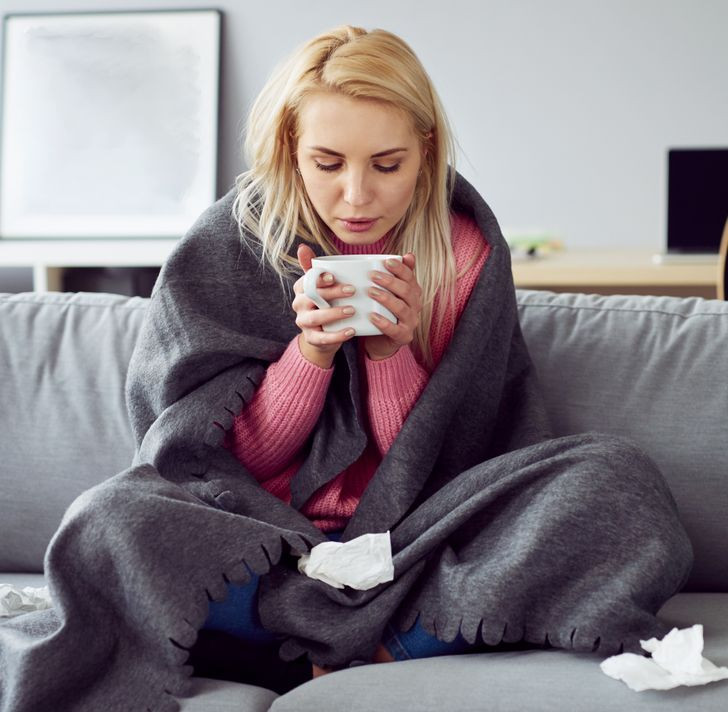 Bổ sung nước cho cơ thể bằng trà nóng và súp: Uống nước ấm nóng có thể không giúp bạn hết cảm lạnh nhanh hơn, nhưng nó sẽ giúp bạn giảm bớt các triệu chứng khó chịu. Hoa cúc, trà xanh, súp gà và nước ấm pha với chanh và mật ong có thể làm dịu tình trạng nghẹt mũi của bạn.
