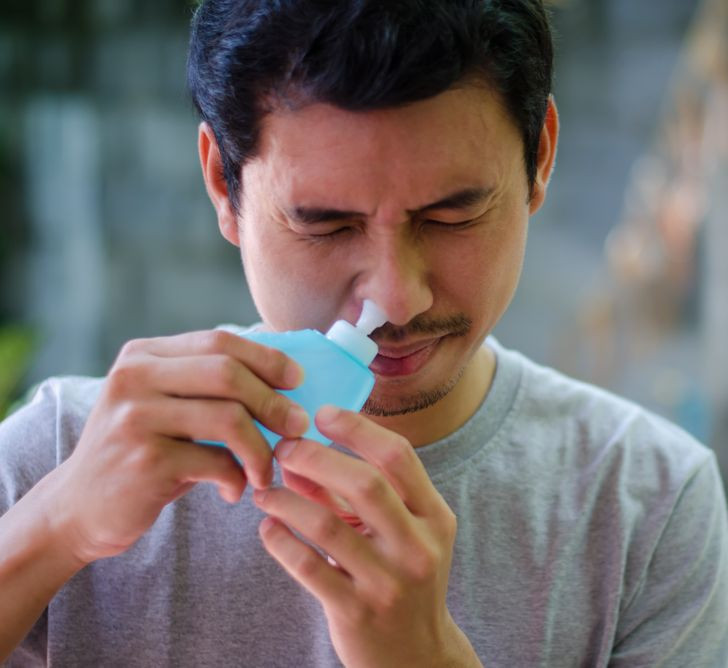 Sử dụng bình Neti để rửa mũi: Tuy nhiên, bạn nên sử dụng nước cất hoặc nước tiệt trùng để rửa mũi chứ không được dùng nước máy thông thường.