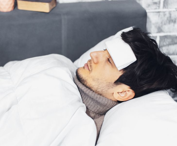 Chườm ấm: Bạn chỉ cần lấy một miếng vải sạch, nhúng vào nước ấm rồi đặt lên phần mũi trên và trán của bạn. Hơi ấm sẽ làm lỗ mũi của bạn mở ra và giúp bạn thở dễ dàng hơn.