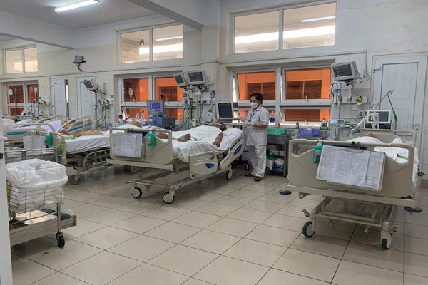 Nhieu nguoi tu vong vi uong phai ruou lam tu con cong nghiep