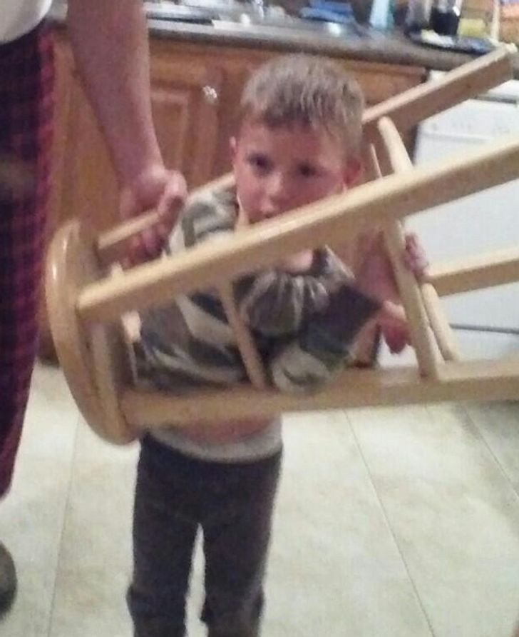 Bé trai tự “giam mình” trong chiếc ghế chờ bố mẹ đến “giải cứu”.