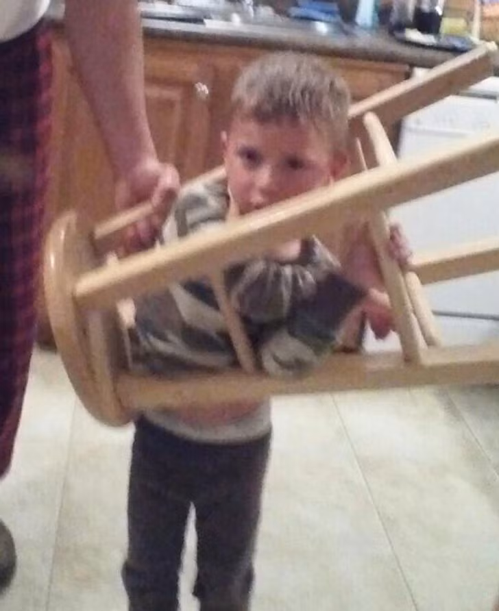 Bé trai tự “giam mình” trong chiếc ghế chờ bố mẹ đến “giải cứu”.