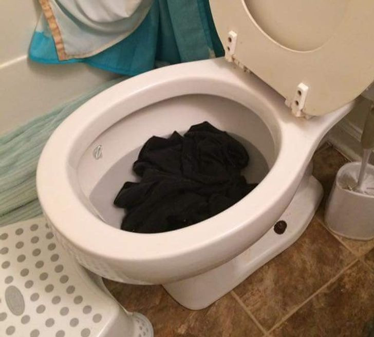 Bạn sẽ cảm thấy sao khi thấy quần chiếc quần mà bạn nhờ con giặt ở trong bồn cầu?
