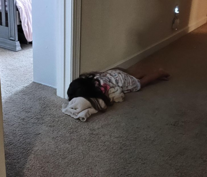 Khi buồn ngủ, chỗ nào cũng có thể trở thành giường của con trẻ.