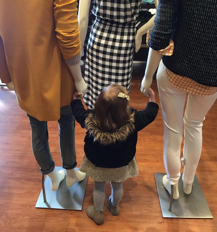 “Tôi chụp lại được khoảnh khắc đáng yêu này của cháu gái tại một trung tâm thương mại”, người đăng bức ảnh viết.