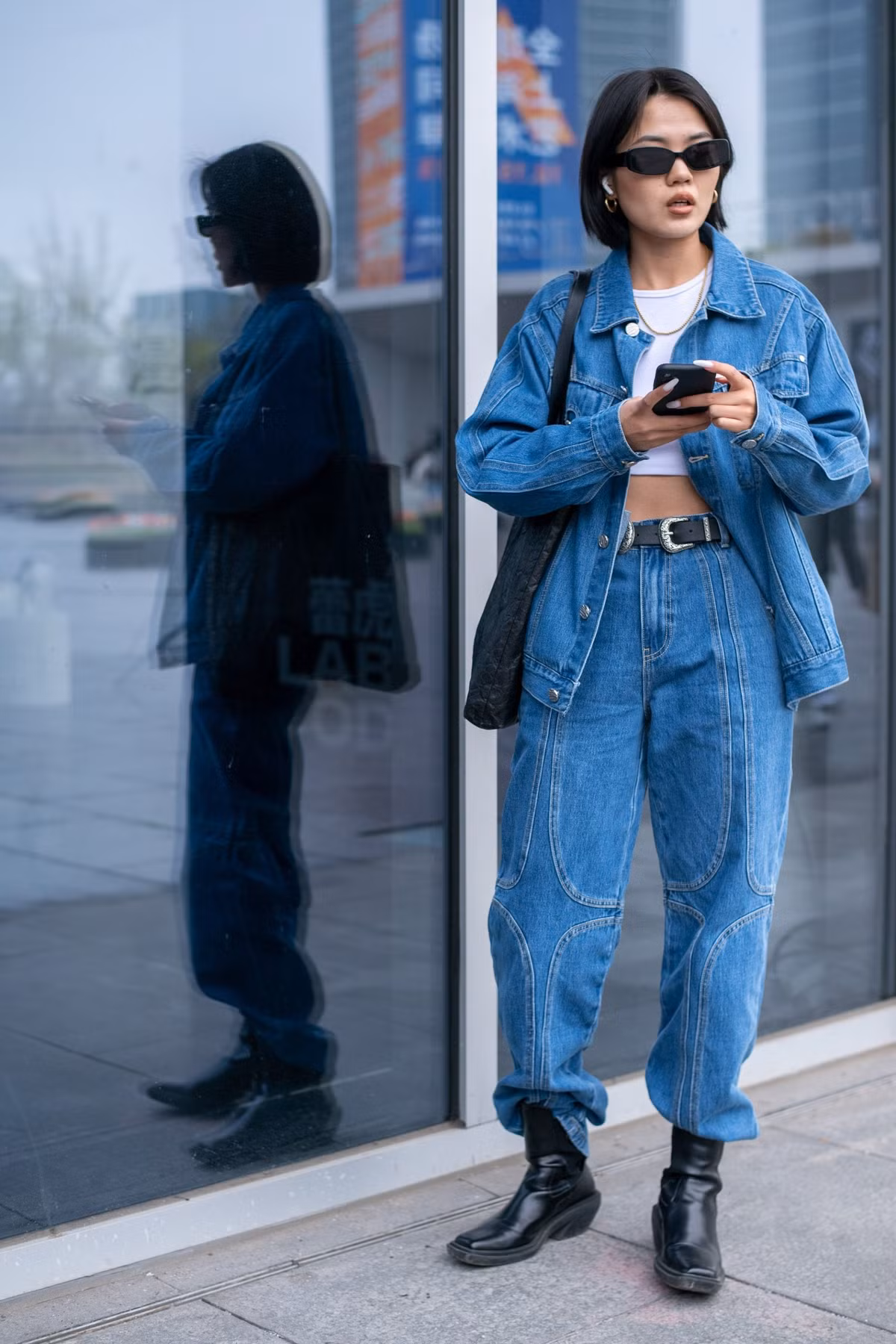 3. Đồ jeans chưa bao giờ lỗi mốt: Một outfit gồm áo khoác denim mix cùng croptop và quần baggy jeans rất đơn giản nhưng đem lại vẻ ngoài thời thượng. Chỉ cần kết hợp thêm 1 đôi boots da và cặp kính râm là bạn đã trông vô cùng cá tính.