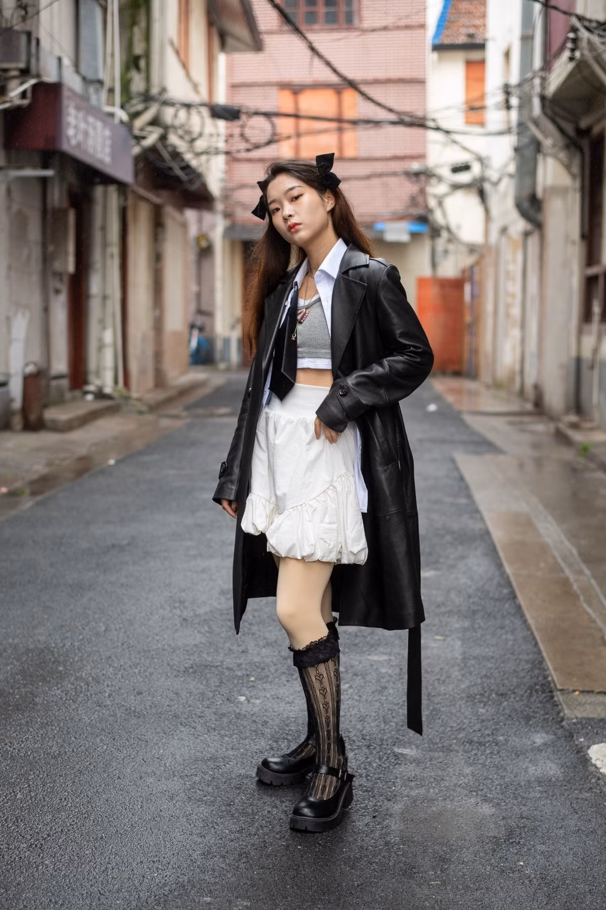 Những chiếc áo trench coat chẳng mang những gam màu sặc sỡ nhưng vẫn đủ khiến người mặc trở nên cuốn hút hơn hẳn. Cô bạn này đã lựa chọn một set đồ toàn những item quen thuộc nhưng khi kết hợp với nhau lại tạo nên một tổng thể độc đáo.