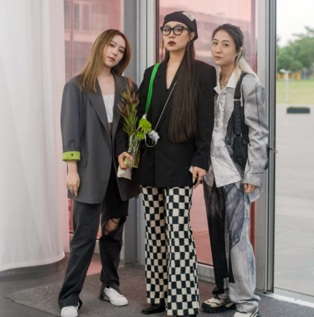 Bạn cũng có thể "tạo nét" cực cool ngầu với những chiếc quần jeans rách hoặc hoạ tiết độc đáo, không quên đi kèm một chút phụ kiện mà một makeup look đầy cá tính.