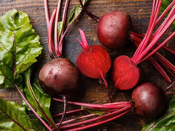 Củ dền là một trong những thực phẩm nên ăn sống để đảm bảo giá trị dinh dưỡng. Theo Boldsky, củ dền là một nguồn folate tuyệt vời, giúp cho sự phát triển của não bộ và sinh sản tế bào. Tuy nhiên, nếu được đun nấu, củ dền sẽ mất đi khoảng 25% dinh dưỡng. (Nguồn: Boldsky)