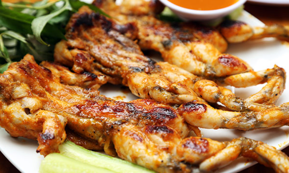 2. Ếch xiên que: Ếch được chiên giòn và xiên que là một loại thực phẩm kì lạ nhất của Malaysia. Món ăn này chủ yếu được bán ở các quầy hàng rong trong chợ đêm. Người bán sẽ sơ chế ếch bằng cách lột da, bỏ hết nội tạng và ướp với công thức nước sốt bí ẩn để tăng thêm hương vị.