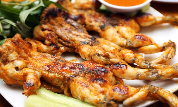 2. Ếch xiên que: Ếch được chiên giòn và xiên que là một loại thực phẩm kì lạ nhất của Malaysia. Món ăn này chủ yếu được bán ở các quầy hàng rong trong chợ đêm. Người bán sẽ sơ chế ếch bằng cách lột da, bỏ hết nội tạng và ướp với công thức nước sốt bí ẩn để tăng thêm hương vị.