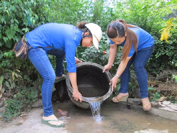 Cụ thể, loại bỏ nơi sinh sản của muỗi, diệt lăng quăng/bọ gậy bằng cách: Đậy kín tất cả các dụng cụ chứa nước để muỗi không vào đẻ trứng; thả cá hoặc mê zô vào các dụng cụ chứa nước lớn (bể, giếng, chum, vại...) để diệt lăng quăng/bọ gậy; thau rửa các dụng cụ chức nước vừa và nhỏ (lu, khạp…) hàng tuần; Ảnh: Sở Y tế Quảng Bình. 