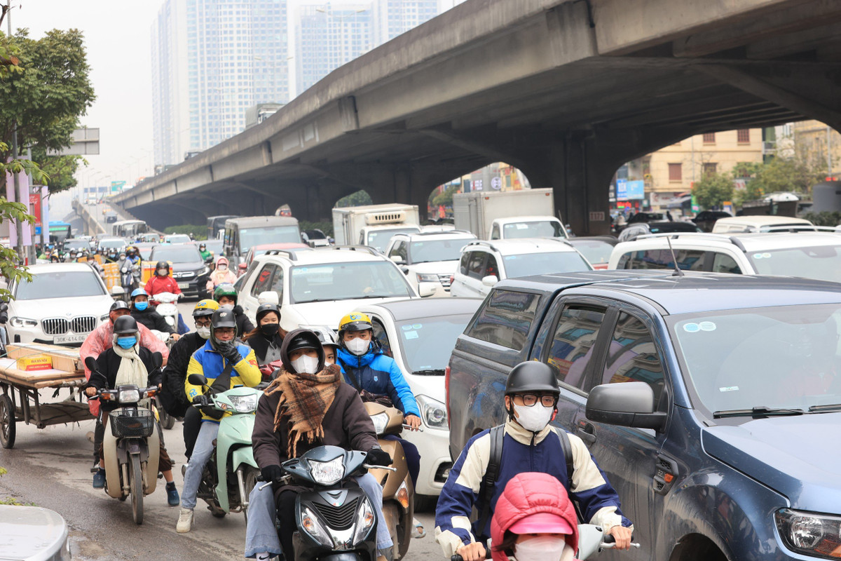 Đường đông, nhưng với không khí những ngày gần Tết, nhiều người vẫn tỏ ra hào hứng.