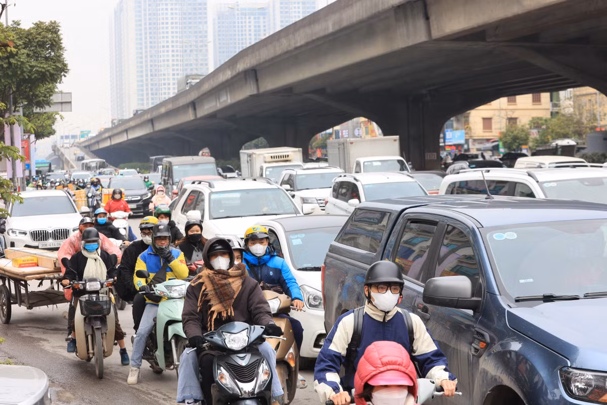 Đường đông, nhưng với không khí những ngày gần Tết, nhiều người vẫn tỏ ra hào hứng.