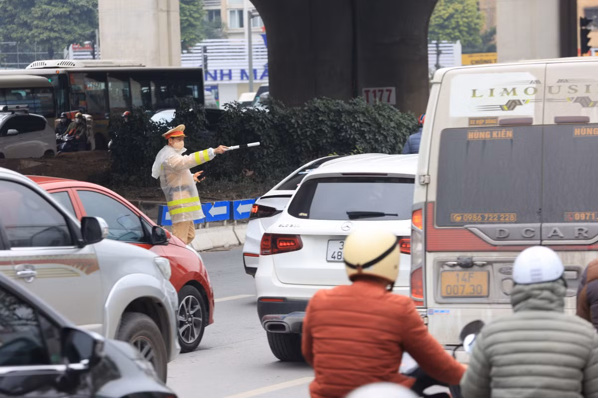 Lực lượng cảnh sát giao thông làm việc xuyên trưa để điều tiết giao thông.