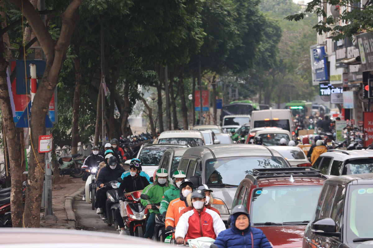 Dòng người hối hả chạy đua với những ngày cuối năm.