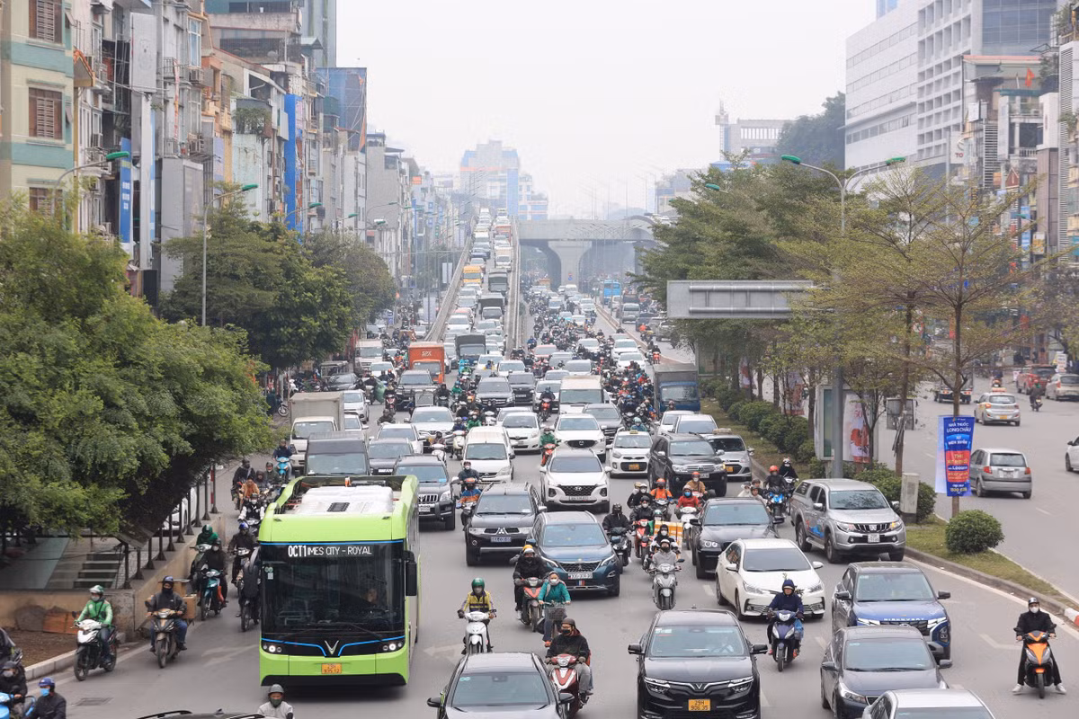 Bên cạnh đó, đầu tư thiếu đồng bộ, các tuyến đường vành đai chưa hoàn chỉnh, cầu qua sông Hồng còn thiếu; Nhiều công trình thi công gây thu hẹp mặt cắt các tuyến đường; Các tuyến giao thông trục chính, cầu lớn có mật độ phương tiện tham gia giao thông vượt thiết kế; Ý thức của một bộ phận người dân khi tham gia giao thông chưa cao cũng là một trong những nguyên nhân dẫn đến ùn tắc giao thông.