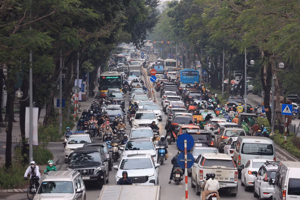 Không kể giờ cao điểm, nhiều tuyến phố ở Hà Nội vẫn rơi vào cảnh ùn ứ.