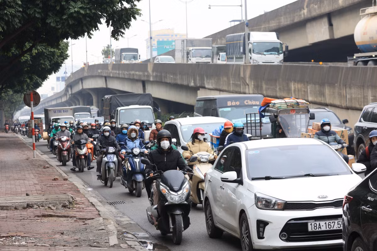 Đường vành đai 3 và bên dưới đường Nguyễn Xiển, lưu lượng phương tiện cũng tăng cao khiến người tham gia giao thông phải nhích từng chút một.