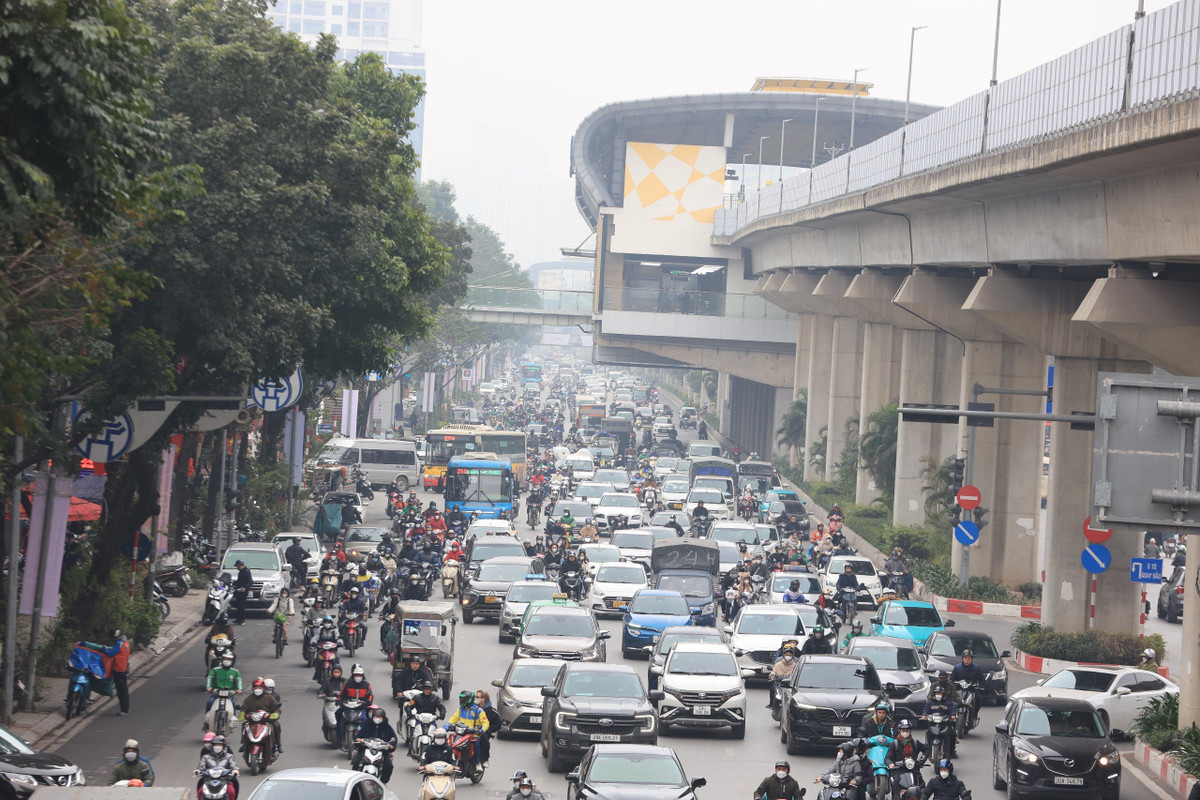 Theo UBND TP Hà Nội, một trong những nguyên nhân cơ bản gây ù tắc trên địa bàn chính là do số phương tiện tăng nhanh, nhưng kết cấu hạ tầng đường bộ không theo kịp dẫn đến quá tải.