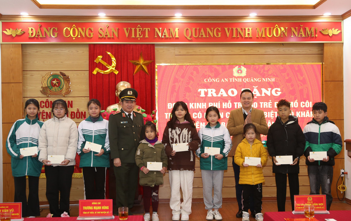 Thiếu tướng Đinh Văn Nơi tặng quà Tết cho trẻ em mô côi Thieu tuong Dinh Van Noi tang qua Tet cho tre em mo coi