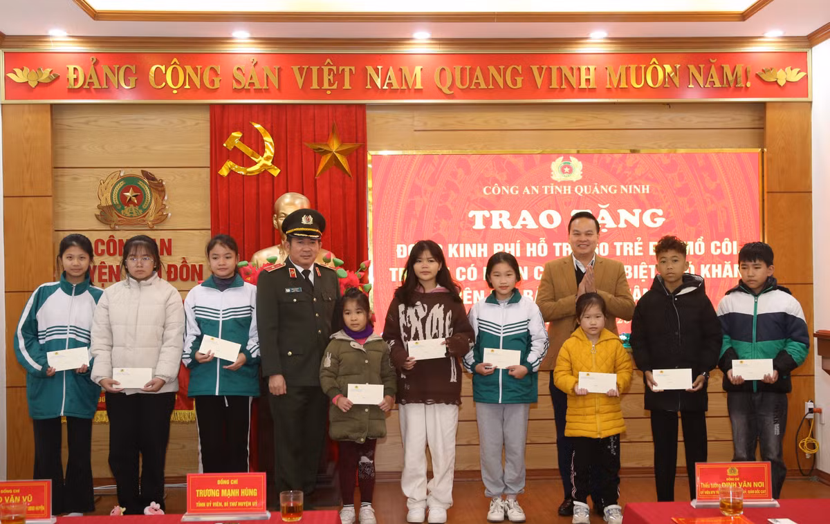 Thieu tuong Dinh Van Noi tang qua Tet cho tre em mo coi